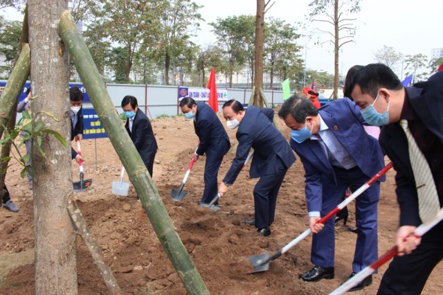 Chủ tịch Nguyễn Ngọc Tuấn dự phát động “Tết trồng cây đời đời nhớ ơn Bác Hồ” Xuân Tân Sửu 2021 tại công trình Trụ sở TAND TP
